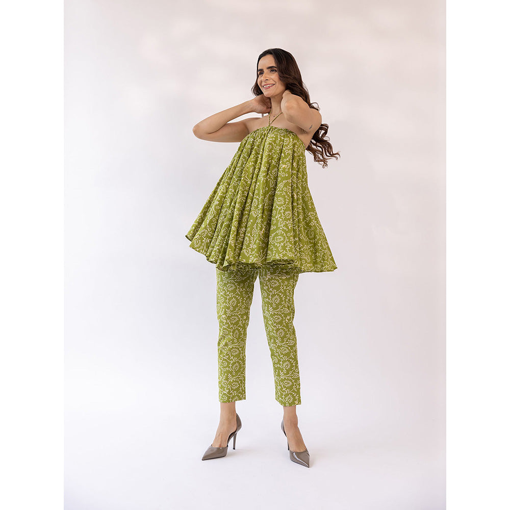 SHAAKHA Green Floral Printed Sleeveless Halter Neck Kurta With Pant (Set of 2)