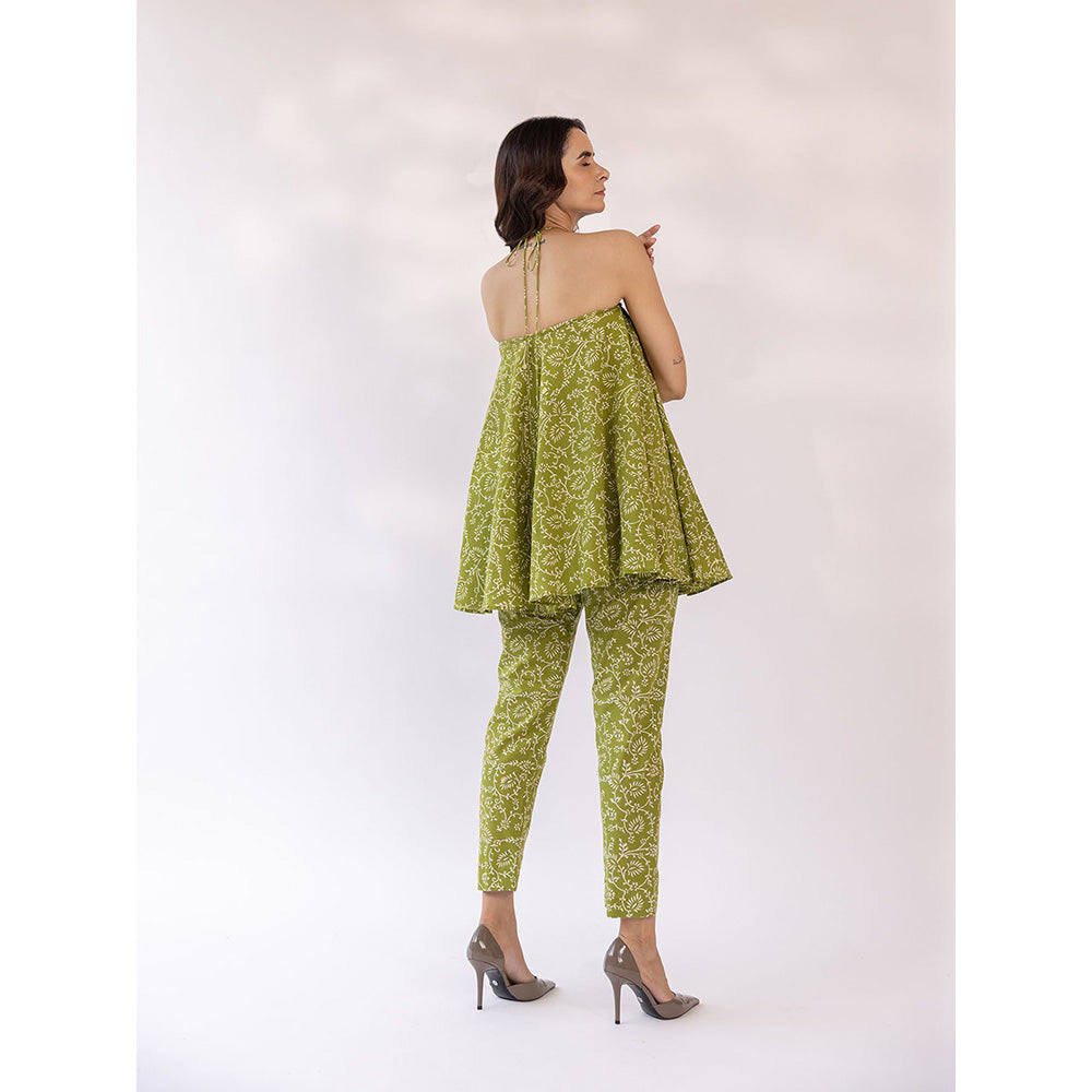 SHAAKHA Green Floral Printed Sleeveless Halter Neck Kurta With Pant (Set of 2)