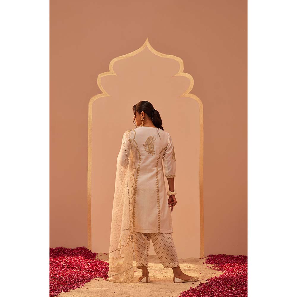 Sheetal Batra Daisy Ivory Kurta With Salwar And Dupatta (Set of 3)