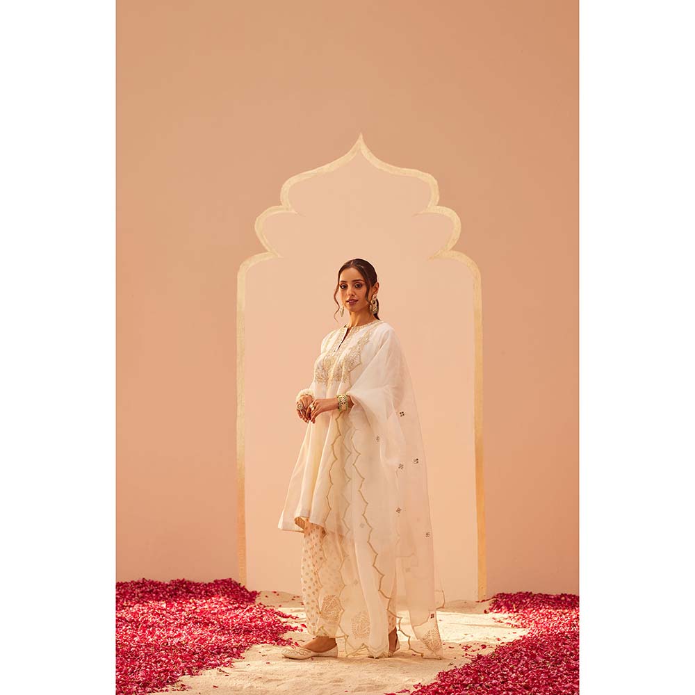 Sheetal Batra Daisy Ivory Kurta With Salwar And Dupatta (Set of 3)