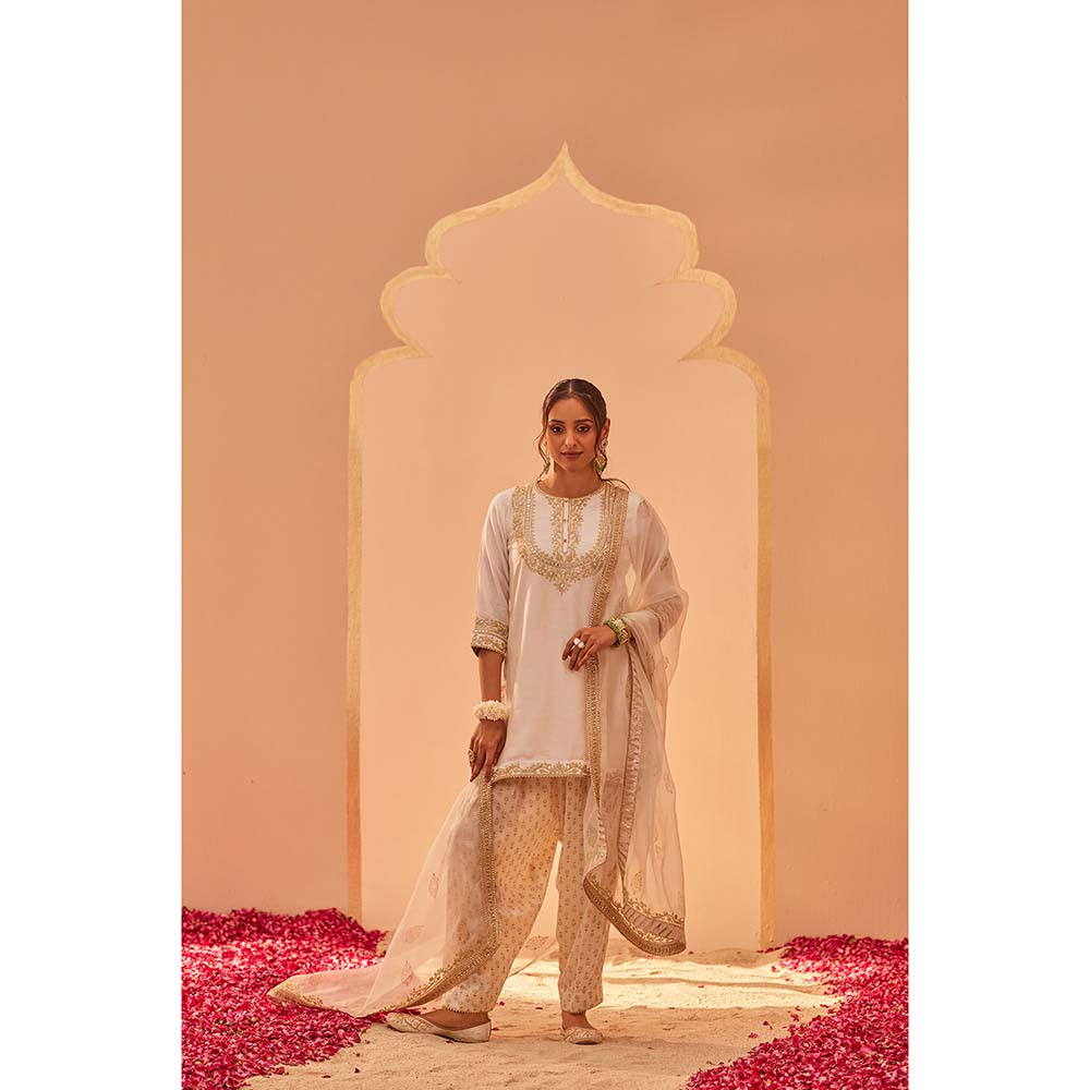 Sheetal Batra Daisy Ivory Kurta With Salwar And Dupatta (Set of 3)