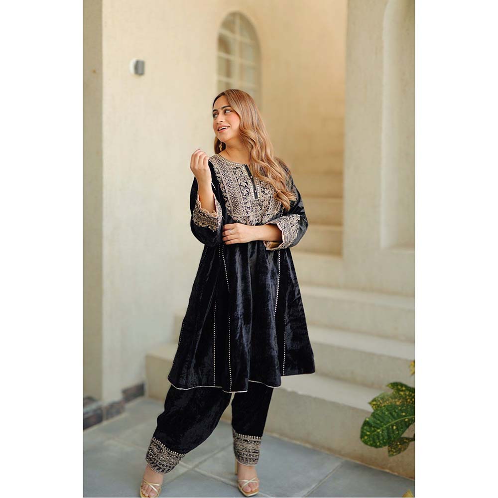 Sheetal Batra Black Nisreen Short Kalidaar Kurta with Salwar (Set of 2)