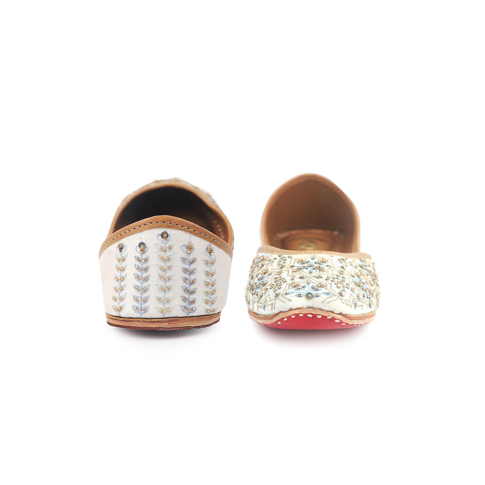 Shilpsutra Women White Bloom Juttis