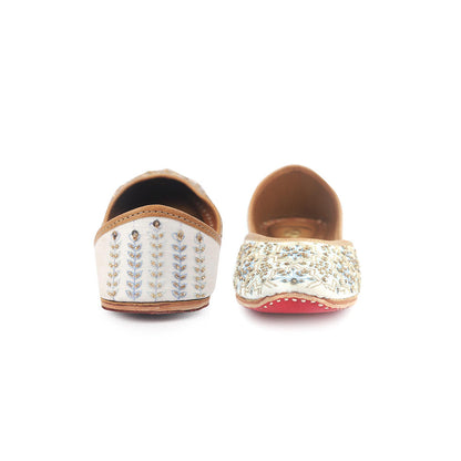Shilpsutra Women White Bloom Juttis