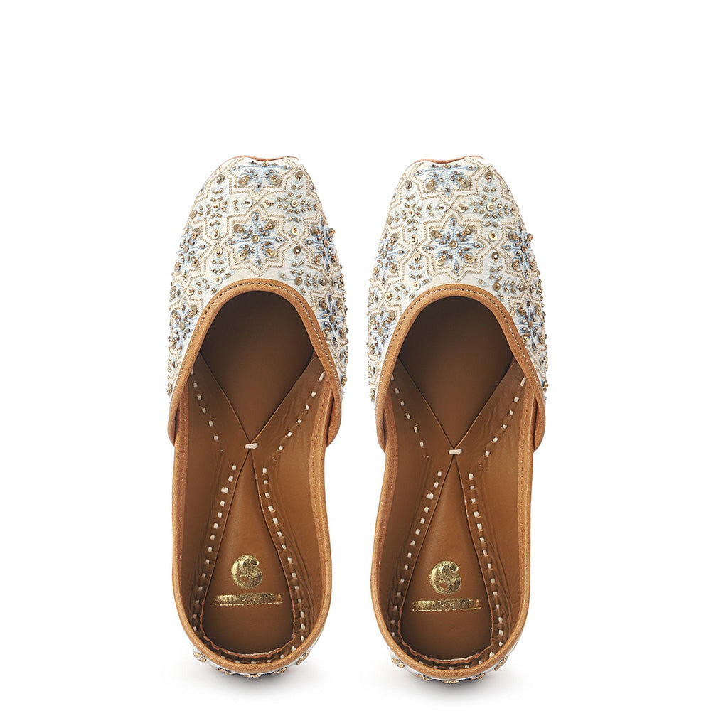 Shilpsutra Women White Bloom Juttis