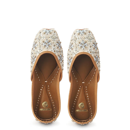 Shilpsutra Women White Bloom Juttis