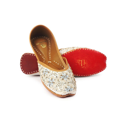 Shilpsutra Women White Bloom Juttis