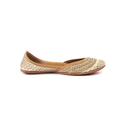 Shilpsutra Women White Gilt Juttis