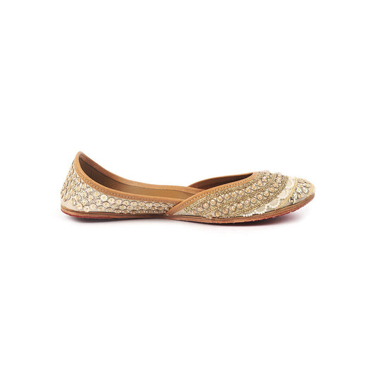 Shilpsutra Women White Gilt Juttis
