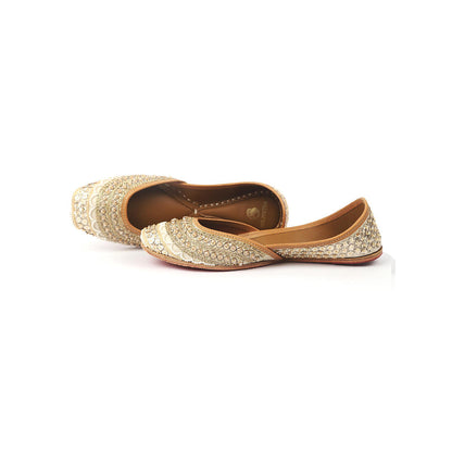 Shilpsutra Women White Gilt Juttis