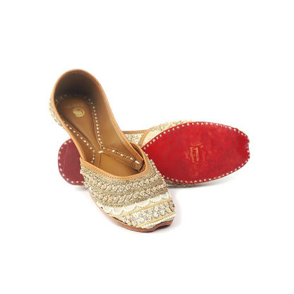 Shilpsutra Women White Gilt Juttis
