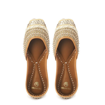 Shilpsutra Women White Gilt Juttis