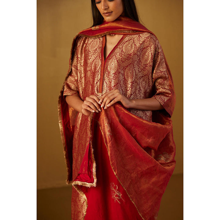 SHORSHE Red tissue dupatta with exquisite hand block print.
