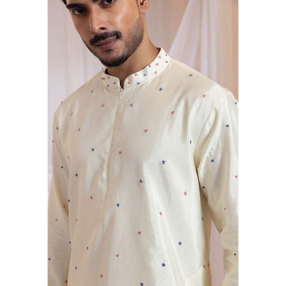 SMRITI Off White Knots Kurta with Pant