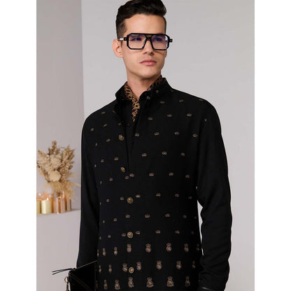 S&N by Shantnu Nikhil Navy Blue Crest Embroidery Kurta