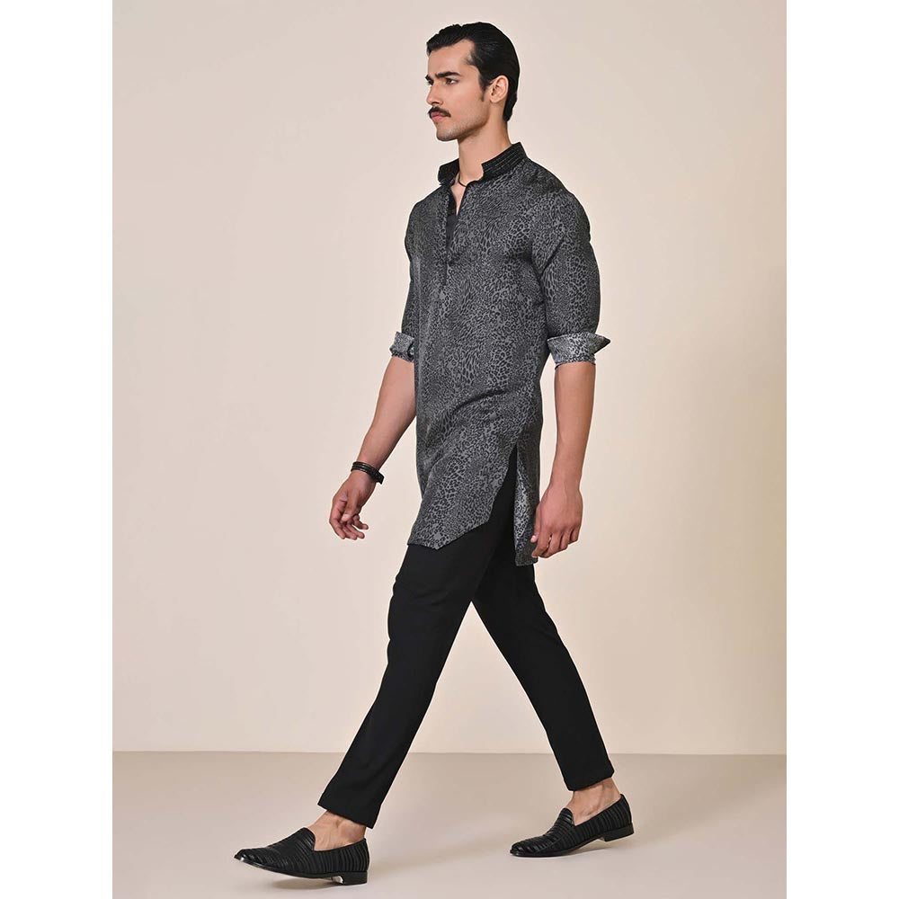 S&N by Shantnu Nikhil Black and Grey Leopard Print Kurta