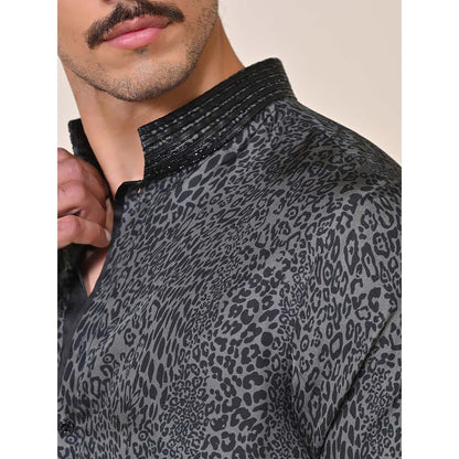 S&N by Shantnu Nikhil Black and Grey Leopard Print Kurta