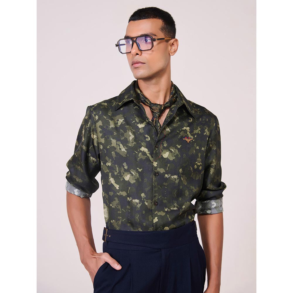 S&N by Shantnu Nikhil Men's Green Rayon Blend Camouflage Slim Fit Shirt