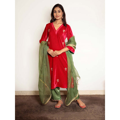 Spring Soul Fuchsia Pink Velvet Kurta With Mashru Silk Pant And Green Dupatta (Set of 3)