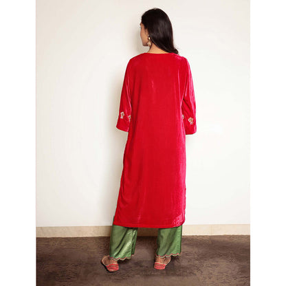Spring Soul Fuchsia Pink Velvet Kurta With Mashru Silk Pant And Green Dupatta (Set of 3)