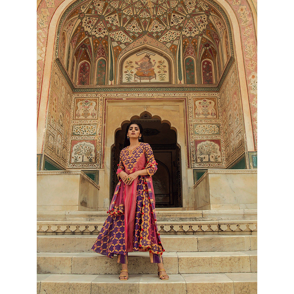 Swati Vijaivargie Nagaur Kurta with Tonk Pant and Badmer Dupatta (Set of 3)