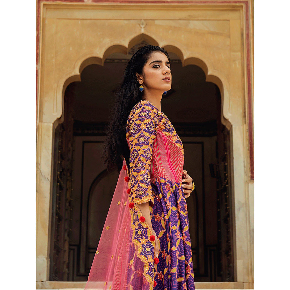 Swati Vijaivargie Nagaur Kurta with Tonk Pant and Badmer Dupatta (Set of 3)