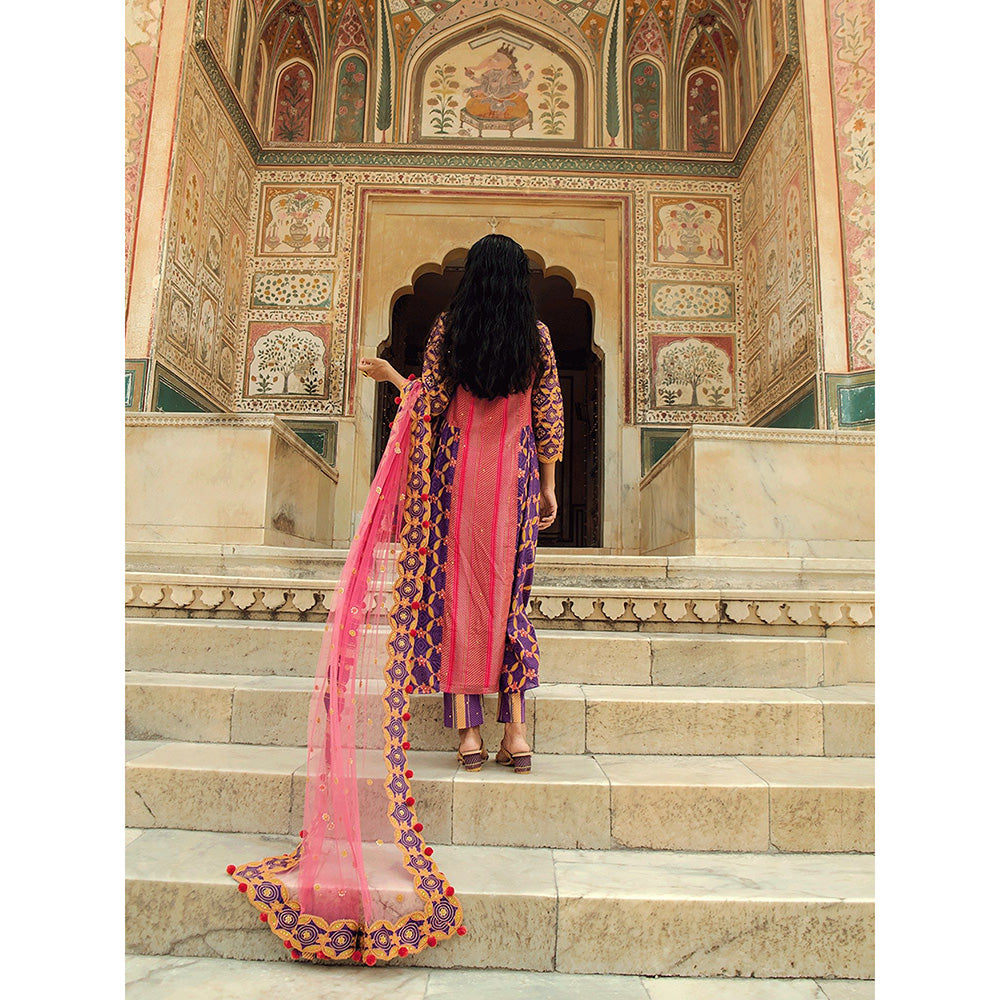 Swati Vijaivargie Nagaur Kurta with Tonk Pant and Badmer Dupatta (Set of 3)
