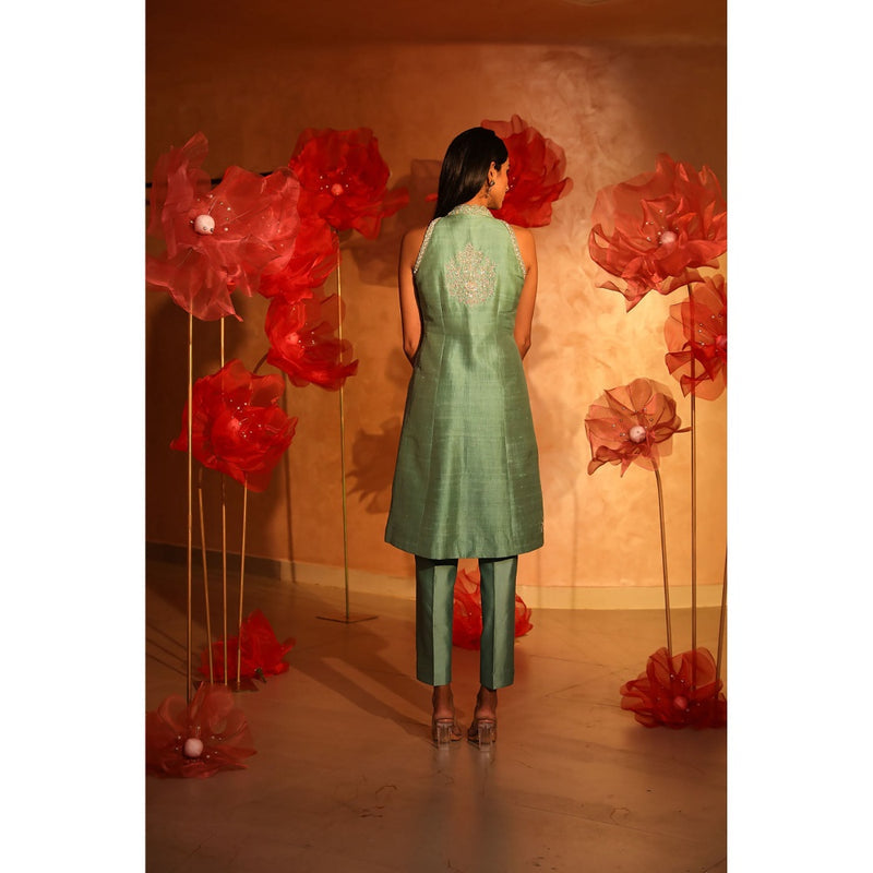 SWATHI VELDANDI Ablaze Agate Green Embroided Kurta with Pant (Set of 2)