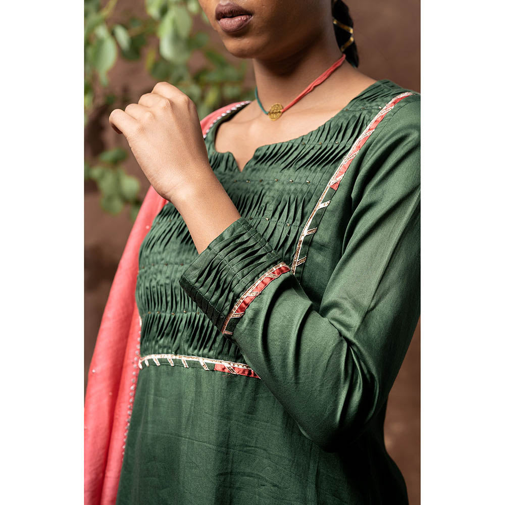 Taraasi Green Lakeerain Embellished Kurta with Pant & Dupatta (Set of 3)