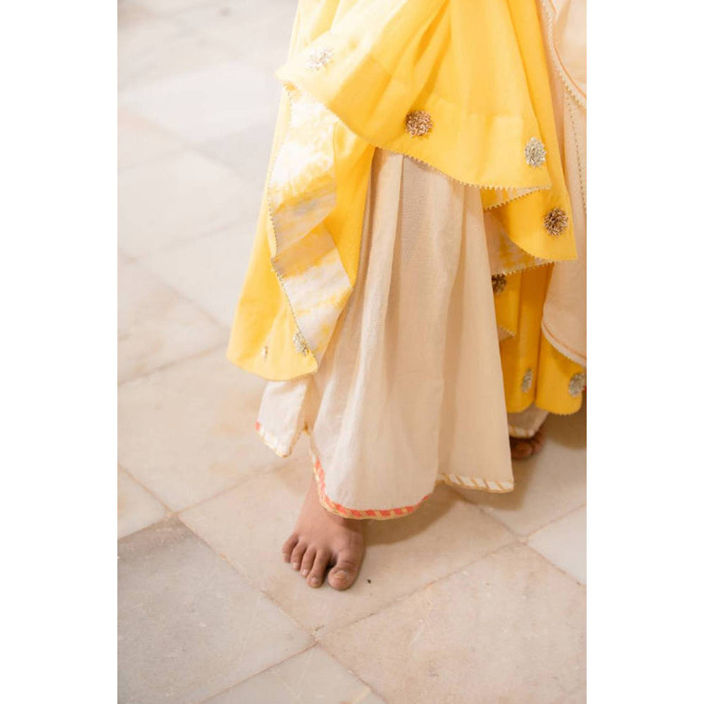 Taraasi Nakhrali' Sunshine Yellow Mulmul Cotton Kalidar Ghaghra (Set Of 3)