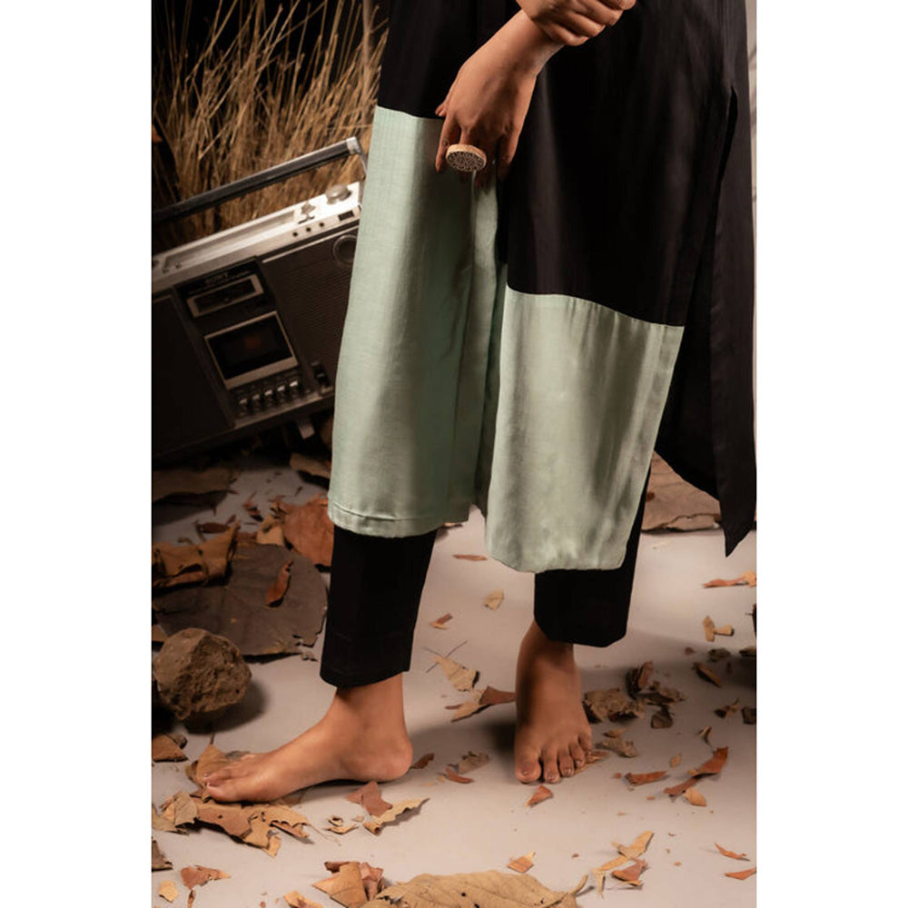 Taraasi Women Black Cotton Silk Colorblock Kurta with Pant