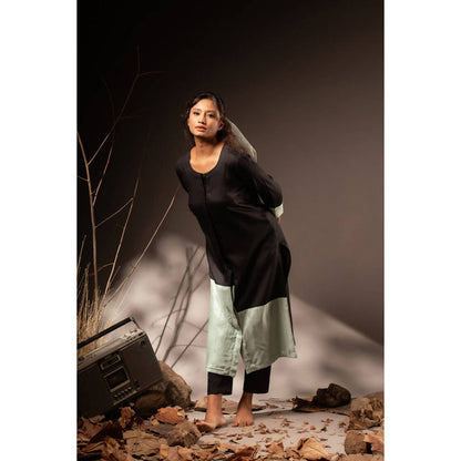 Taraasi Women Black Cotton Silk Colorblock Kurta with Pant