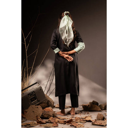 Taraasi Women Black Cotton Silk Colorblock Kurta with Pant