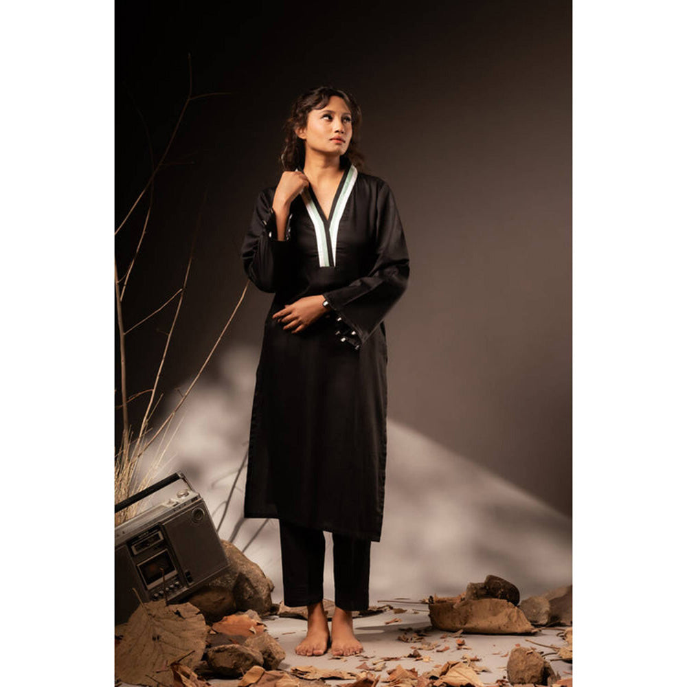 Taraasi Women Black Cotton Silk Solid Kurta with Pant