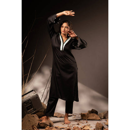 Taraasi Women Black Cotton Silk Solid Kurta with Pant