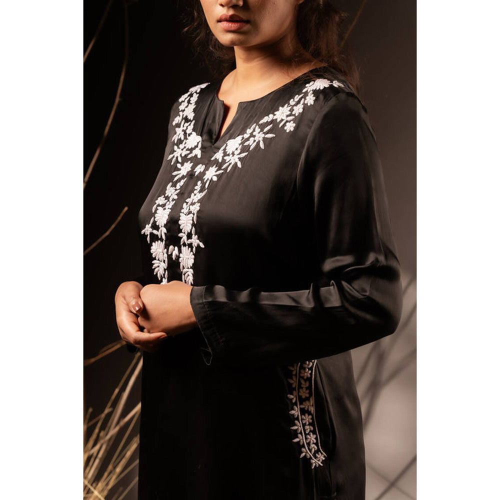 Taraasi Women Black Cotton Silk Embroidered Kurta with Pant