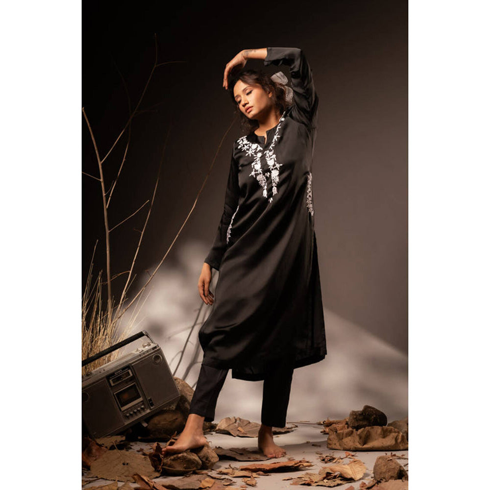 Taraasi Women Black Cotton Silk Embroidered Kurta with Pant