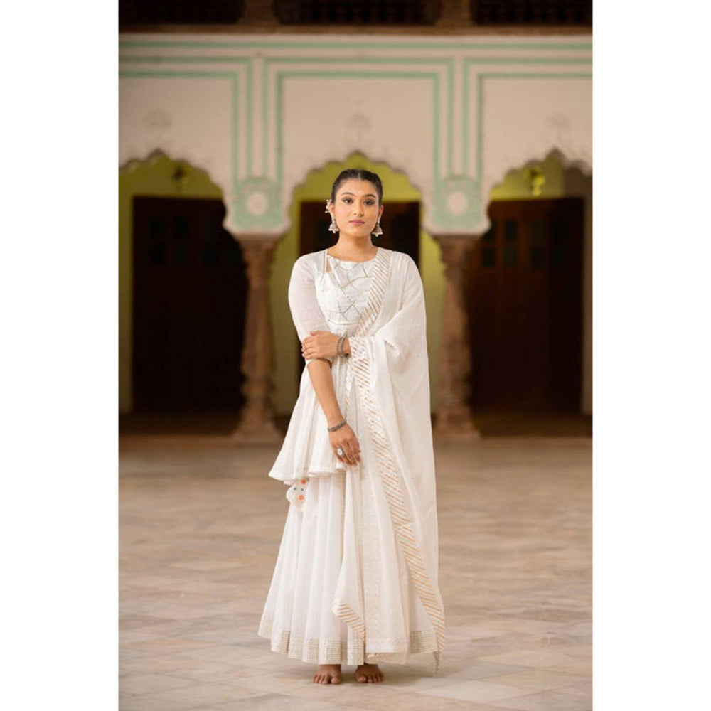 Taraasi QURBAT' White Mulmul Cotton Dupatta