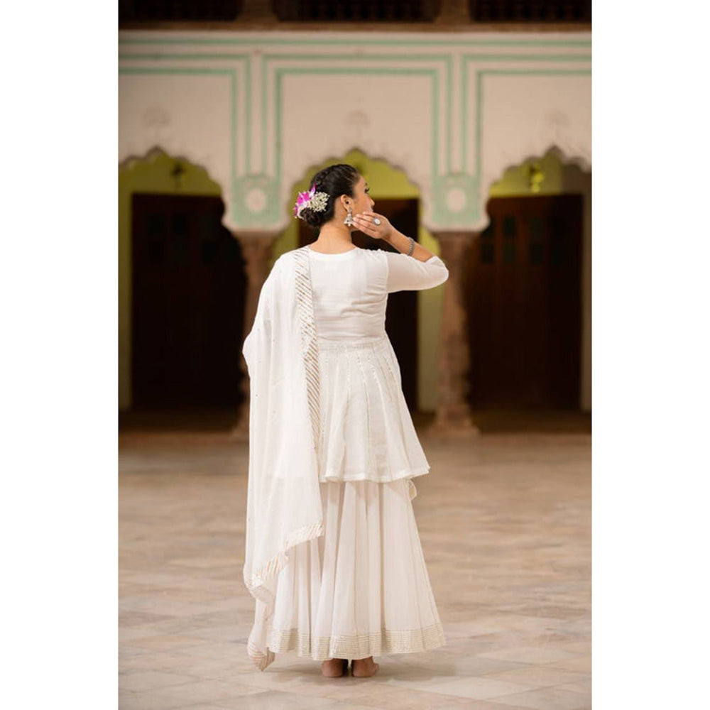 Taraasi QURBAT' White Mulmul Cotton Dupatta