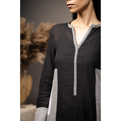 Taraasi FUSED FRAMES' Black Handwoven Muslin Cotton Kurta