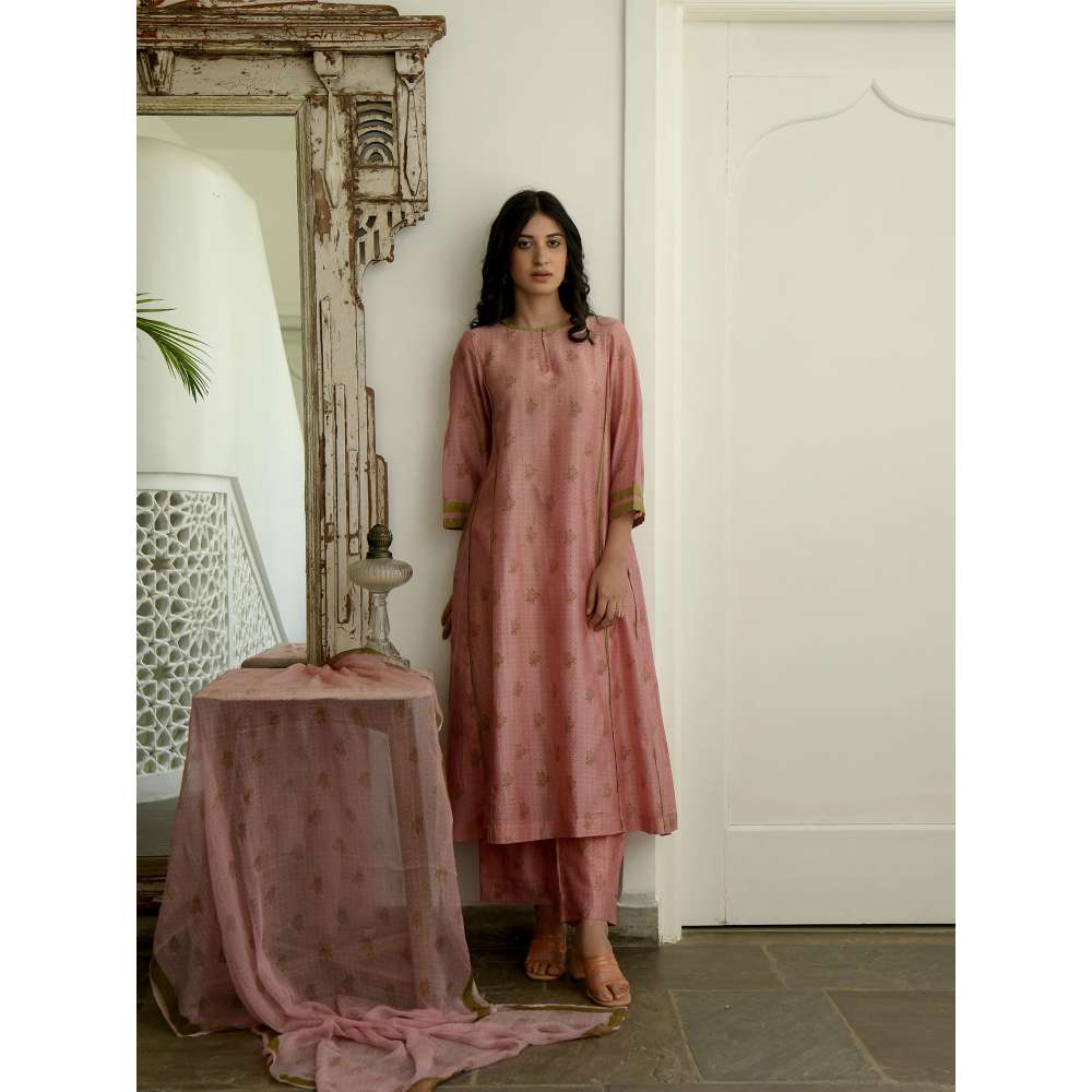 Taro india Salmon and Cinnamon Kurta with Pant and Dupatta (Set of 3)