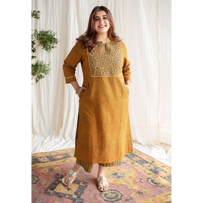 The Indian Ethnic Co. Ajrakh Slub Cotton Hand Embroidered Kurta