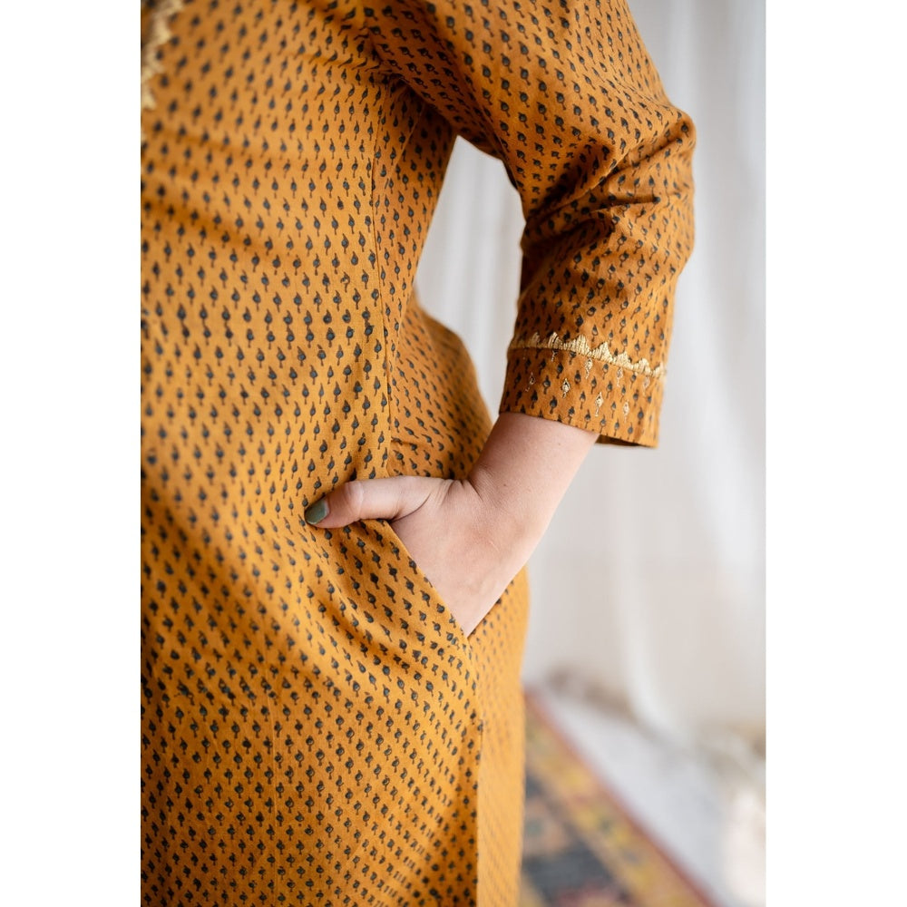 The Indian Ethnic Co. Ajrakh Slub Cotton Hand Embroidered Kurta