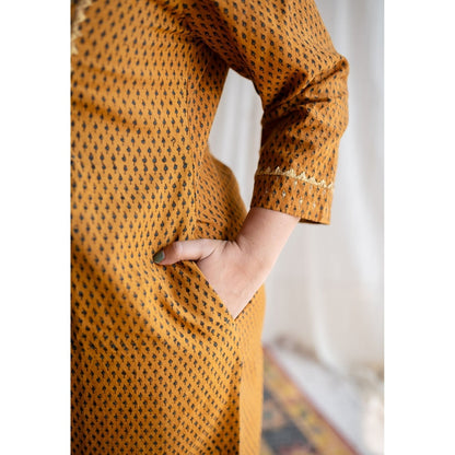 The Indian Ethnic Co. Ajrakh Slub Cotton Hand Embroidered Kurta