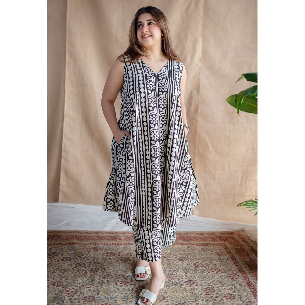 The Indian Ethnic Co. Fakira Mul Co-Ord Kurta with Pant (Set of 2)