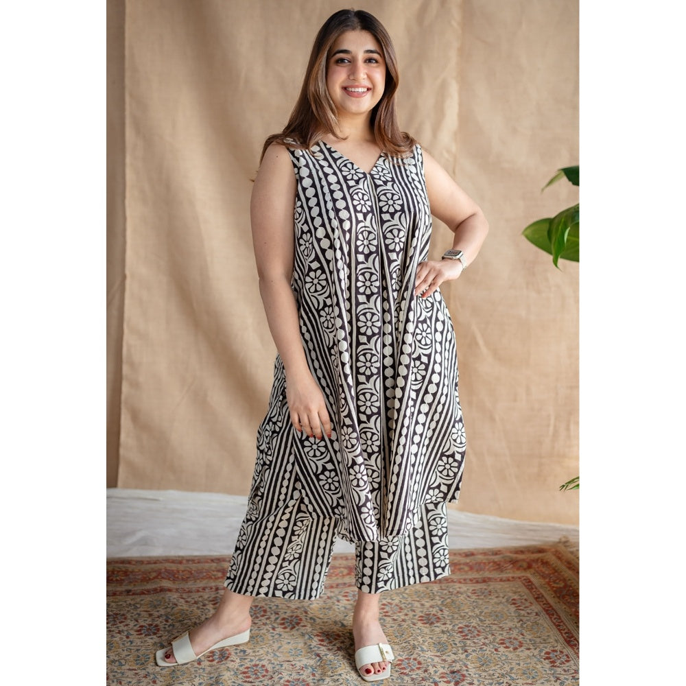 The Indian Ethnic Co. Fakira Mul Co-Ord Kurta with Pant (Set of 2)