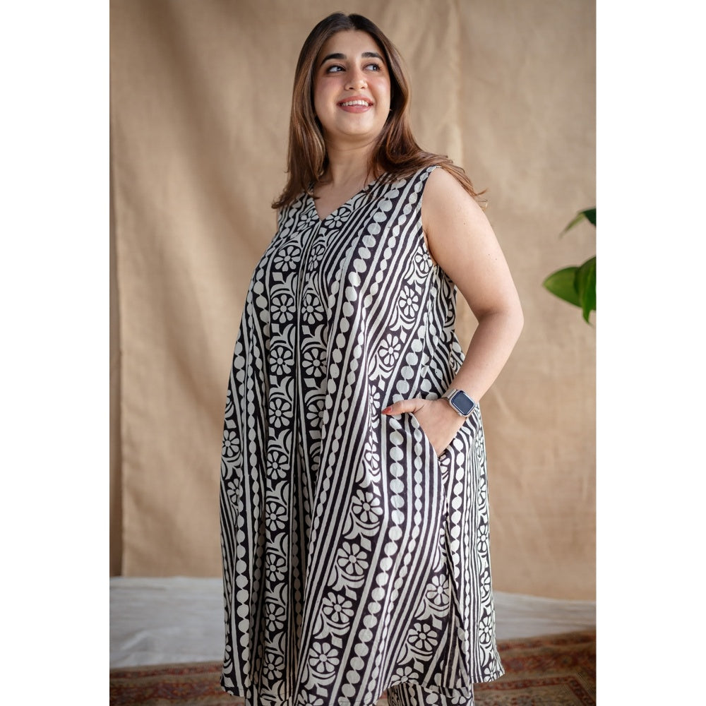 The Indian Ethnic Co. Fakira Mul Co-Ord Kurta with Pant (Set of 2)