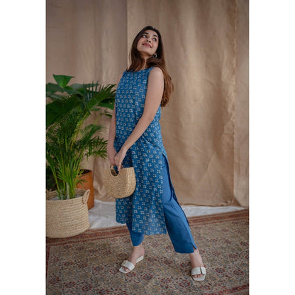 The Indian Ethnic Co. Blue Straight Dabu Slub Cotton Kurta Printed Boat Neck With Sleeveless
