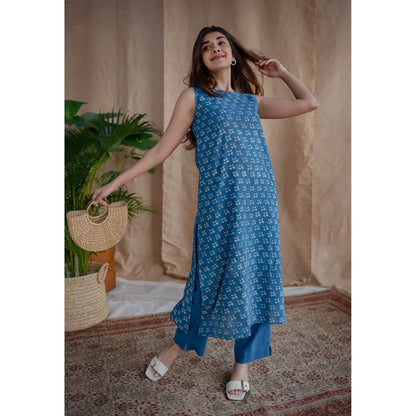 The Indian Ethnic Co. Blue Straight Dabu Slub Cotton Kurta Printed Boat Neck With Sleeveless
