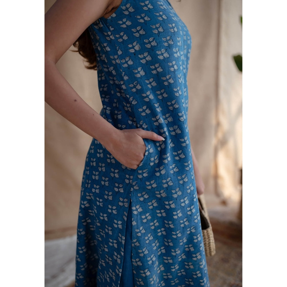 The Indian Ethnic Co. Blue Straight Dabu Slub Cotton Kurta Printed Boat Neck With Sleeveless